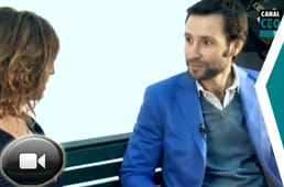 Un ganso muy flexible que vuela con ilusión