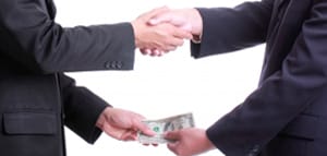 El 70% de directivos «justifican» los sobornos en su empresa