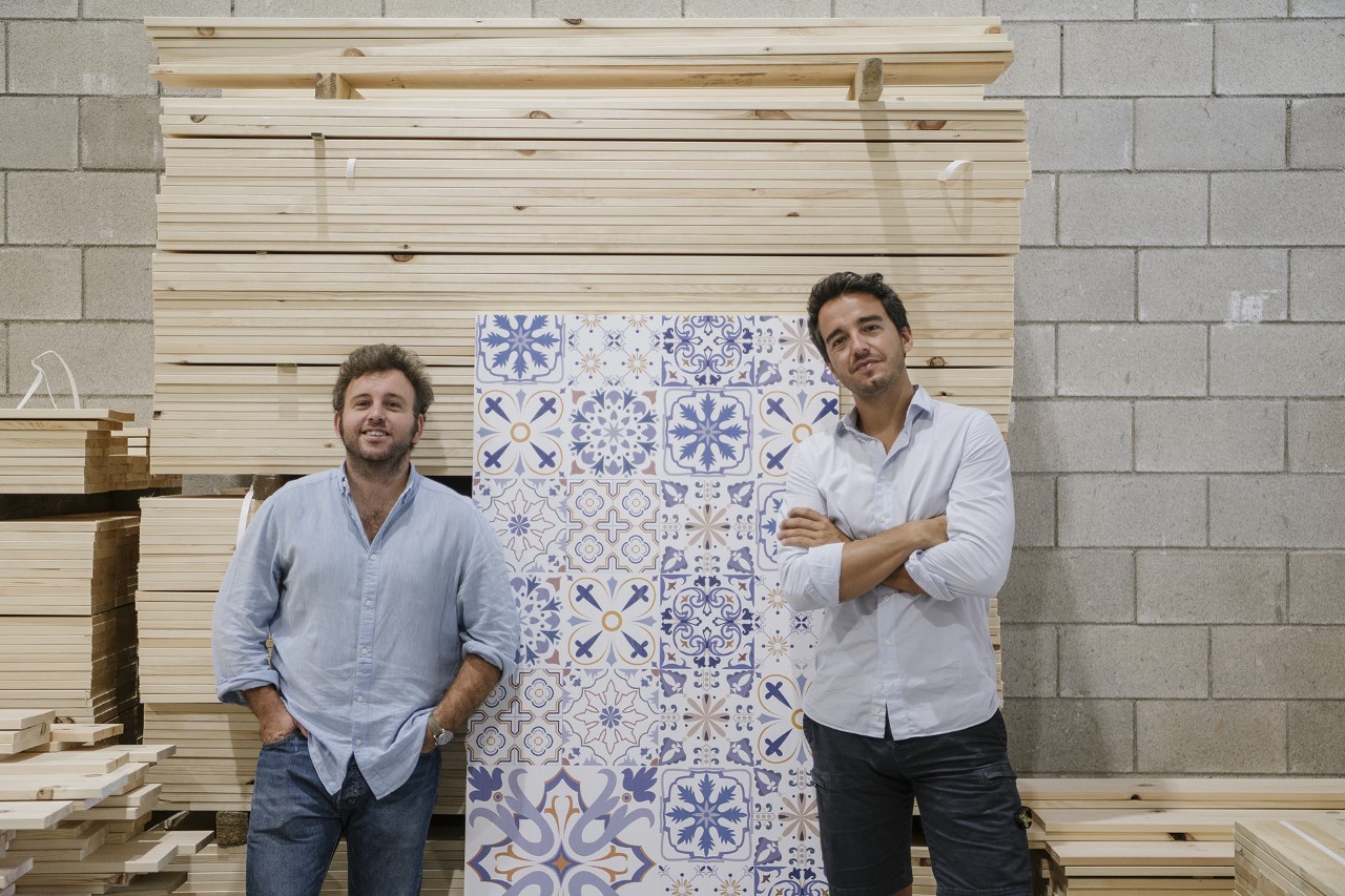DecoWood surgió de la mano de Josep Talavera y Fernando Jiménez en 2015 con tan sólo 3.000 € de inversión y gracias a un pequeño proyecto de negocio: vender cajas de madera por Internet. 