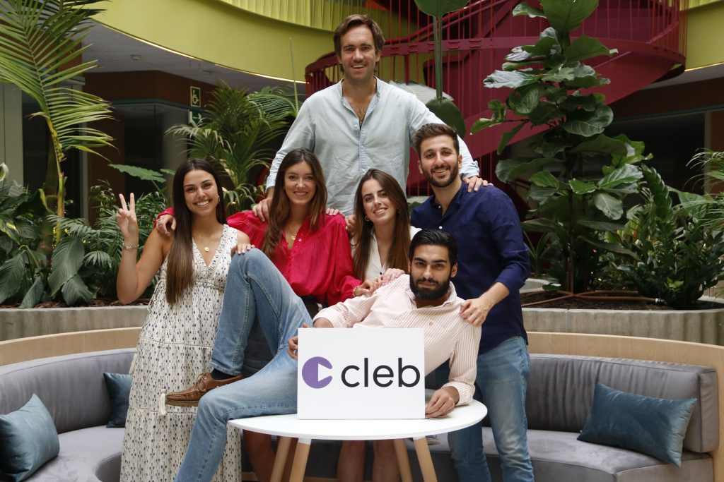 Cleb llegó al mercado por primera vez a finales de 2019 y en junio de 2020 experimentó un rediseño que permitió su relanzamiento. 