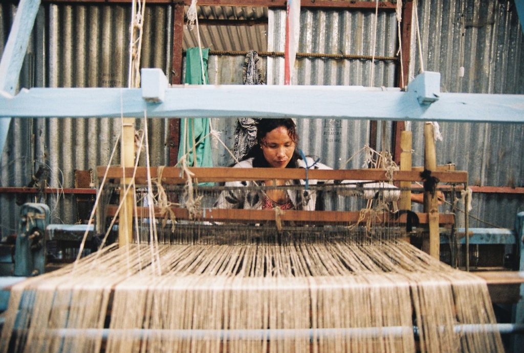 Esta marca española está especializada en mochilas de cáñamo producidas a mano de forma sostenible por comunidades en riesgo de exclusión. 