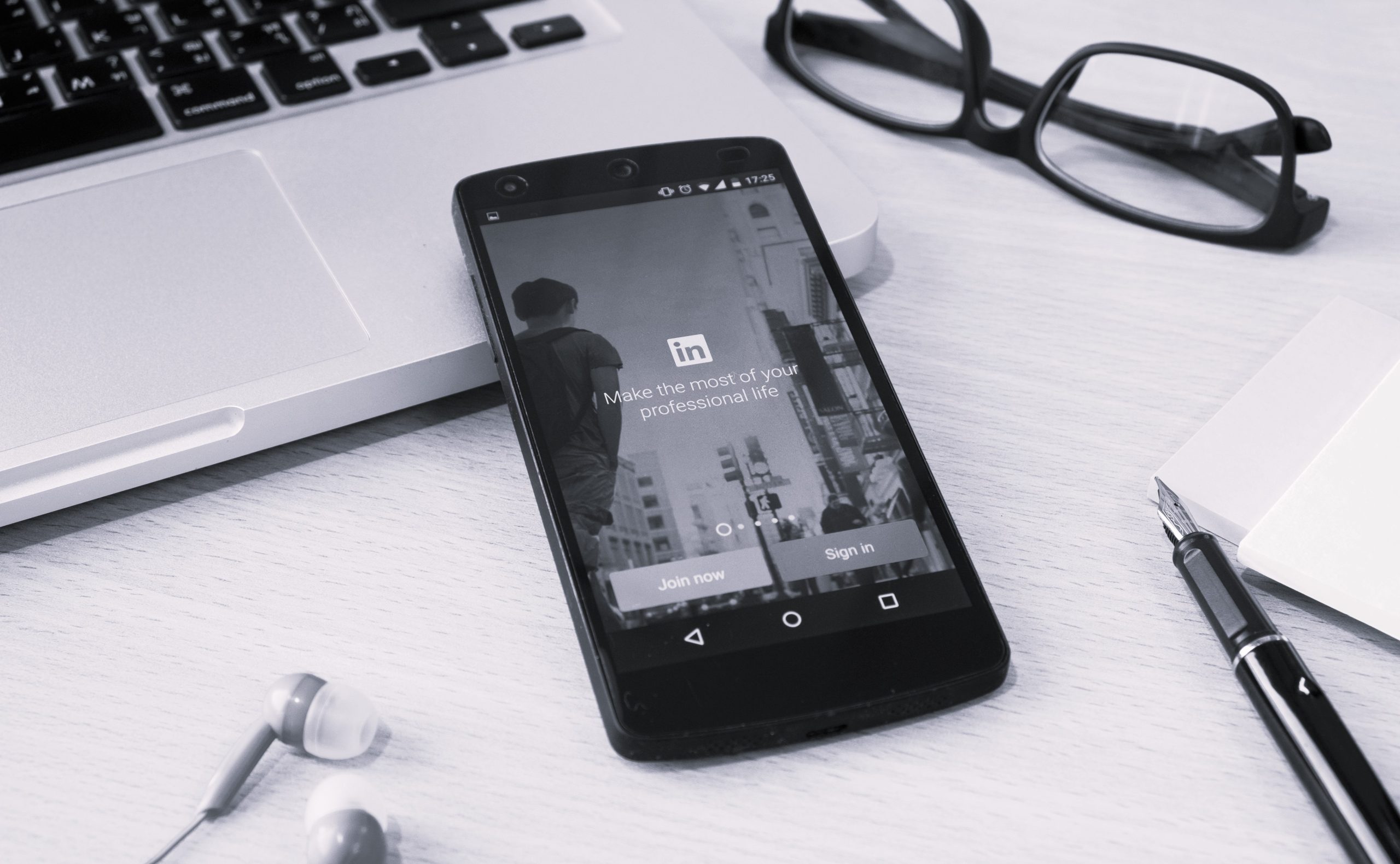 tecnologia-digital-internet-jugar-mostrar-contacto Linkedin CEO