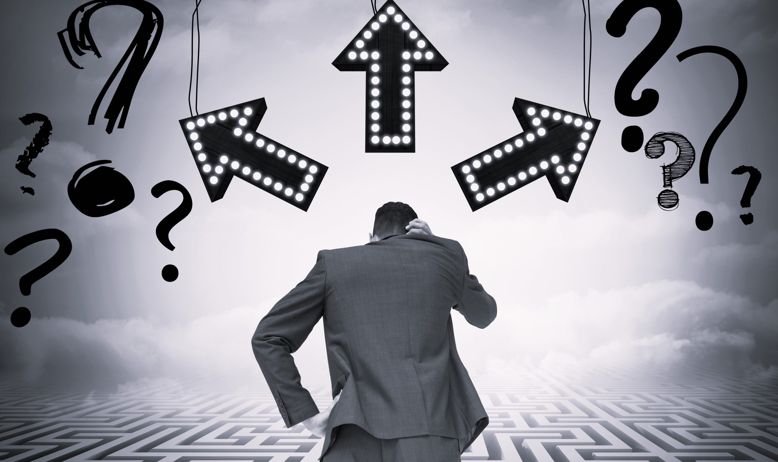 hombre-trajeado-flechas-sobre-su-cabeza (3)