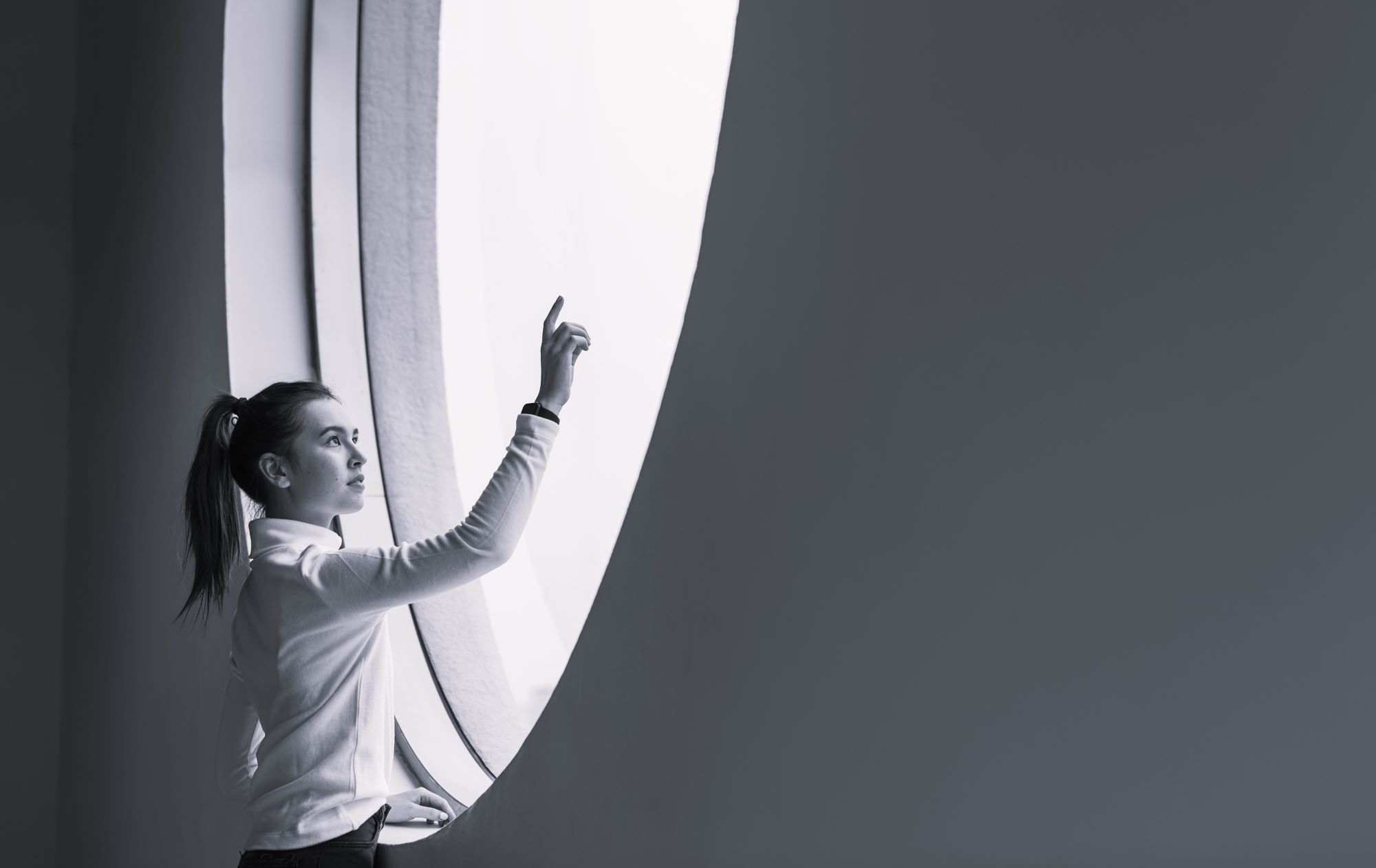 girl-using-touch-screen-modern-smart-home Diseño de escenarios futuros