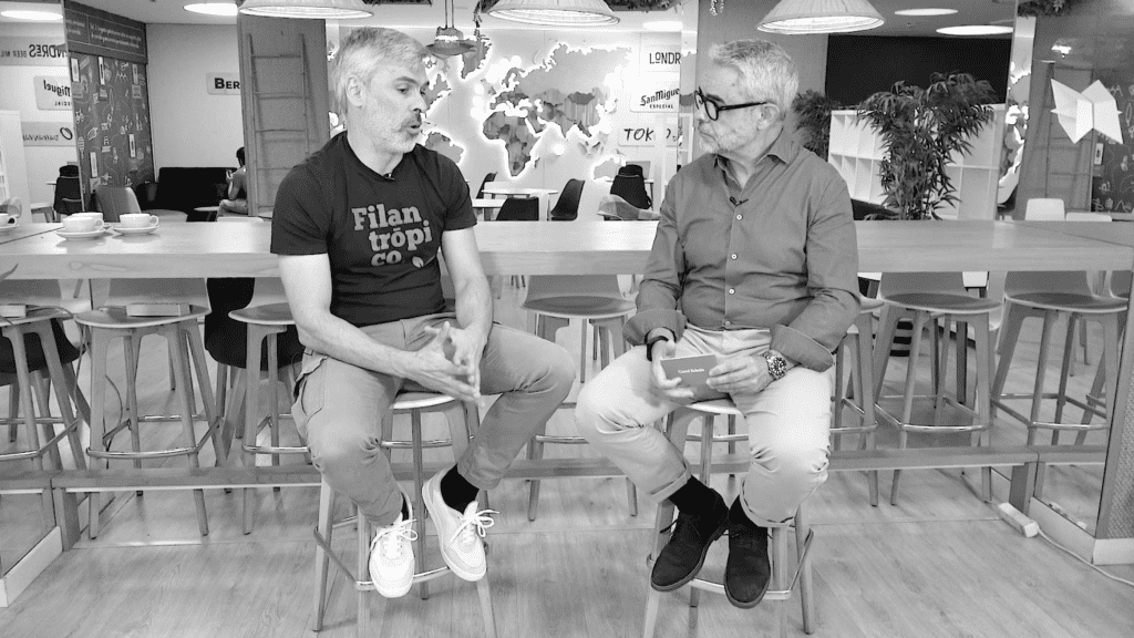 Javier Sanz y Juan Luis Polo sentados en Filantrópico.