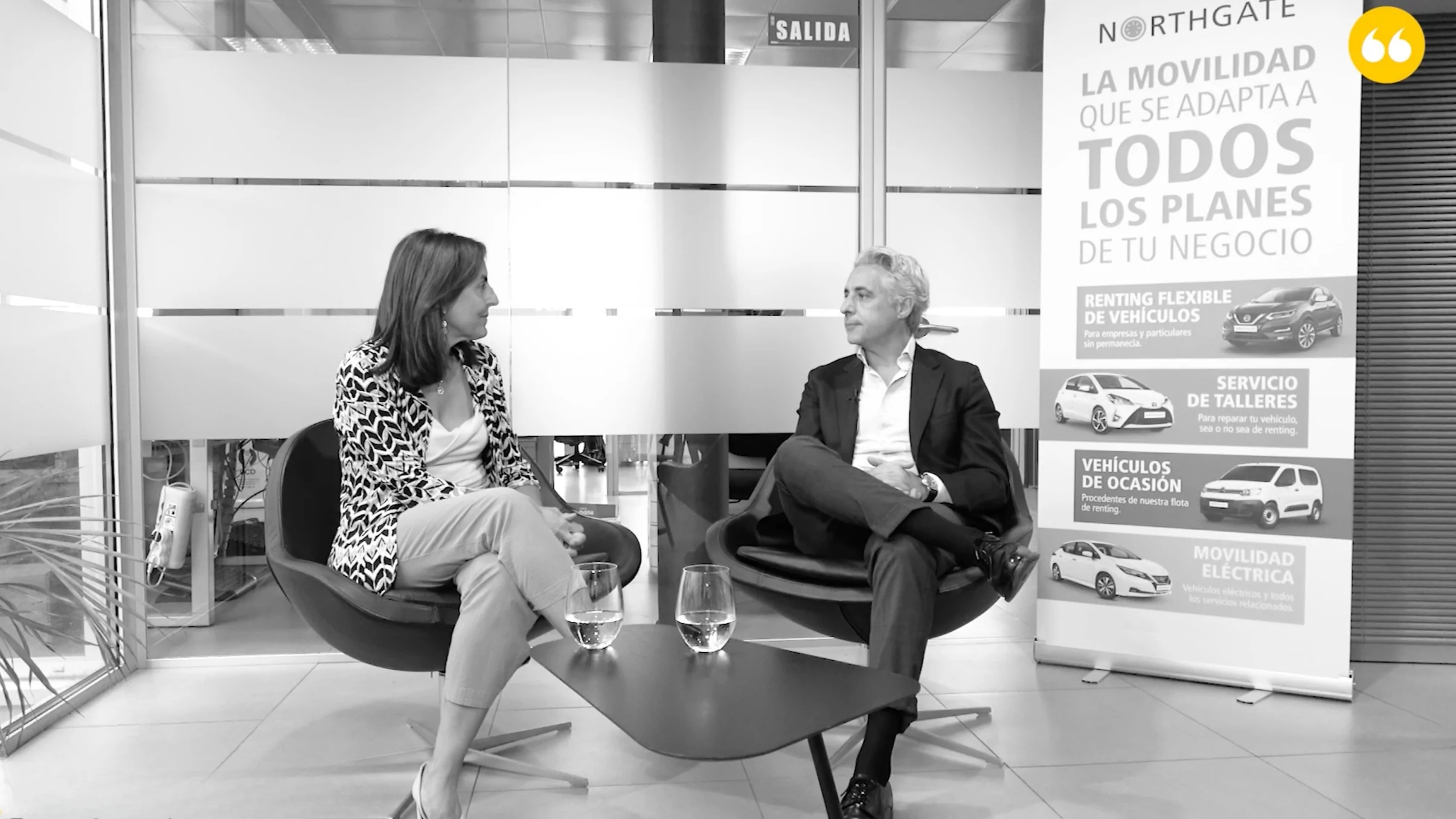 Los entrevistados sentados enfrentados en el set.