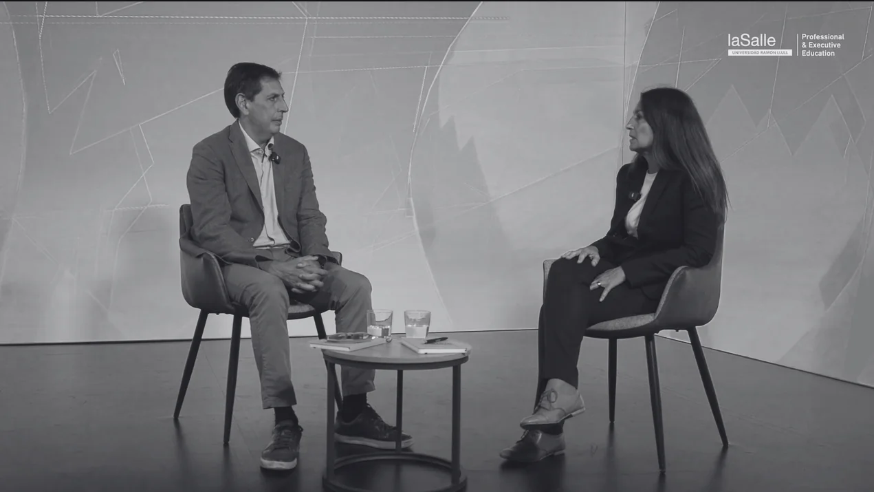 Torné y Santos durante la entrevista conversando.