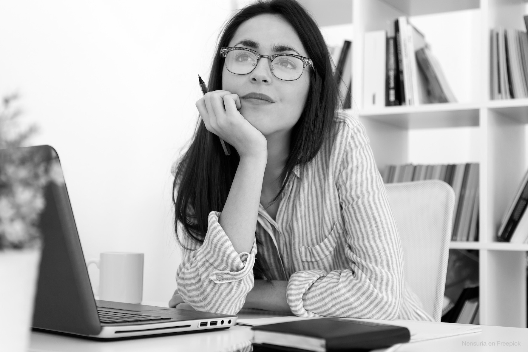 Portrait of business young woman working with laptop in the office. Imagen de nensuria en Freepik