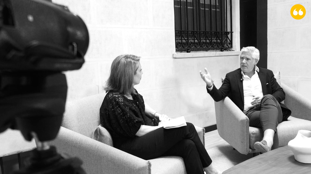 Elena Carrascosa entrevistando a David Vega.